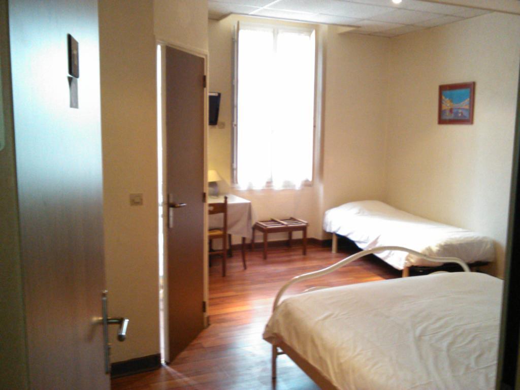 Hotel Du Commerce Auxerre Buitenkant foto